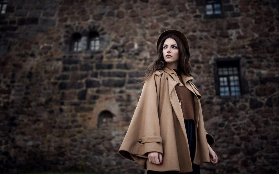 Акцент на кроках: які брюки вдало поєднуються з довгим пальто