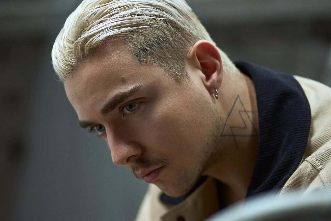 MELOVIN здійснив мрію хлопчика і подарував йому синтезатор