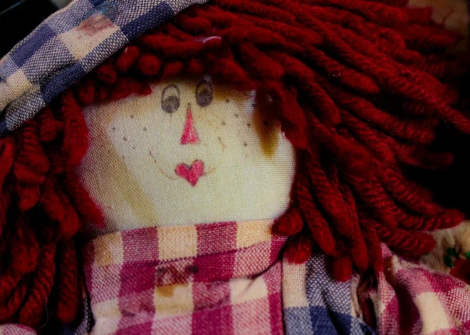 Чи потрібно батькам перейматись, якщо хлопчик грається з ляльками