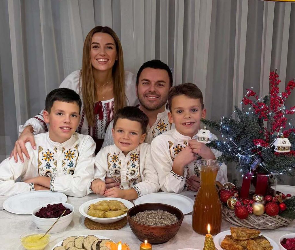 Григорій Решетнік із дружиною та дітьми